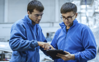 Dos operarios manejan TeKnica, el ERP más completo para empresas de mantenimiento