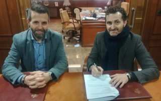 Jesús Arroyo y Vicente de Luna firman el acuerdo entre Grupo Trevenque y Grupo Luna